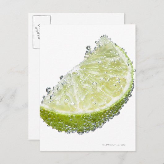 ジューシーな熟したオーガニックライムのくさび果実が水没した ポストカード (正面/裏面)