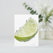 ジューシーな熟したオーガニックライムのくさび果実が水没した ポストカード (スタンド正面)