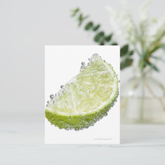 ジューシーな熟したオーガニックライムのくさび果実が水没した ポストカード (スタンド正面)