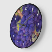 ジューシーな紫の大きなブドウの束 ラージ壁時計 (傾斜)