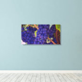 ジューシーな紫色のブドウの大きな束 キャンバスプリント (インサイチュ (ウッドフロア))