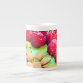 ジューシーな赤いラズベリーとアーモンドの水色 ボーンチャイナマグカップ (正面)