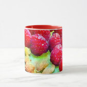 ジューシーな赤いラズベリーとアーモンドの水色 マグカップ (中央)