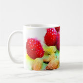 ジューシーな赤いラズベリーとアーモンドの水色 マグカップ (左)