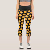 ジューシーカッコいいなオレンジ色のフルーツスライスを黒にパターン カプリレギンス (正面)