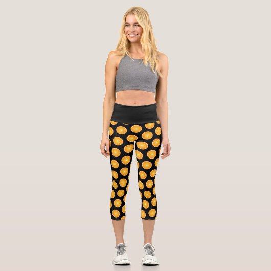 ジューシーカッコいいなオレンジ色のフルーツスライスを黒にパターン カプリレギンス (正面)