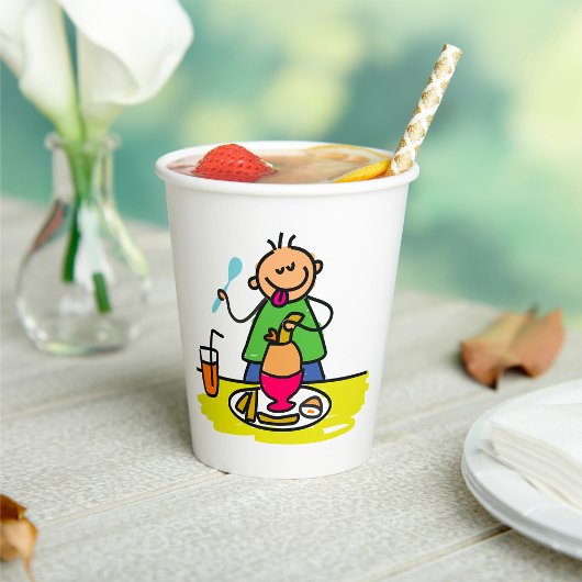 ジュースと卵で食事を楽しむ漫画の子ども 紙コップ