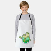 ジュースをグラスに入れたカエル エプロン (着用した状態)