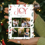 ジョイモダンレッドベリーボタニカル5フォトクリスマス シーズンカード<br><div class="desc">今年のクリスマスの挨拶は特別な特別な作る私たちモダンの喜びレッドベリーボタニカル5フォトクリスマスカード！このシックモダンなホリデーカードはホリデーカードの洗練さフォーマルを持ち、季節の明るさと喜びの精神を維持する。カバーは美しい深い赤いタイポグラフィを備えている – 'JOY'のクラシッククリスマスグリーティングを新鮮なテイク。その後、5枚のお気に入りの写真が中央に目立って並ぶ！カードの裏には、松の枝、赤い果実、松のコーンなどの植物の繊細で複雑なパターンが、あなたの挨拶にクラシックの休日のtouchをもたらす。ミレニアル世代の若い家族に最適なモダンJoy Red Berry Botanical photo Christmas cardは、今年のホリデーシーズンに喜びと幸せを確実に伝える！Copyrightベリーデザイン、すべての権利を留保。</div>
