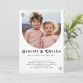 ジョイント兄弟姉妹ポートレートフォトボミニマルホ誕生日 招待状 (スタンド正面)