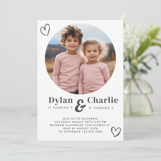 ジョイント兄弟姉妹ポートレートフォトボミニマルホ誕生日 招待状 (スタンド正面)