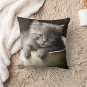 ジョイ満載のバケツ甘いグレーの子猫 クッション (ブランケット)