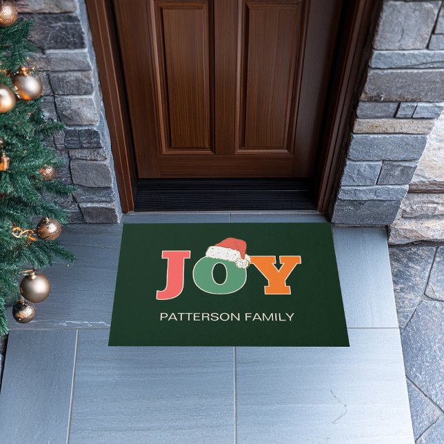 ジョイ！サンタハットスクリプトタイポグラフィカスタムファミリー ドアマット (Colorful, festive, typographic "JOY" santa hat, green, holiday door mat. Customize with your family )