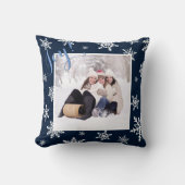 ジョイ！ネイビーブルー&ホワイトスノーフレークスホリデーフォト クッション (正面)