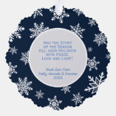ジョイ!フェスティバルスノーフレークスオンネイビーブルーホリデーフォト オーナメントカード (裏面)