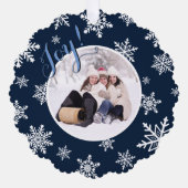 ジョイ!フェスティバルスノーフレークスオンネイビーブルーホリデーフォト オーナメントカード (正面)