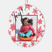ジョイ!赤と白の雪片ラウンドクリスマスフォト セラミックオーナメント (左)