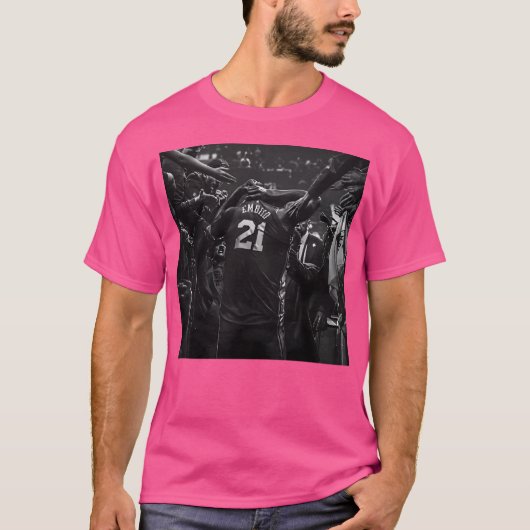 ジョエルエンビイド – 白黒 Tシャツ (正面)