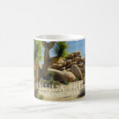 ジョシュアの木、巨大な大きい石、砂漠 コーヒーマグカップ (中央)