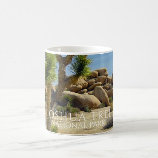 ジョシュアの木、巨大な大きい石、砂漠 コーヒーマグカップ (中央)