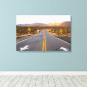 ジョシュアツリー国立公園を通る道路 キャンバスプリント (インサイチュ (ウッドフロア))