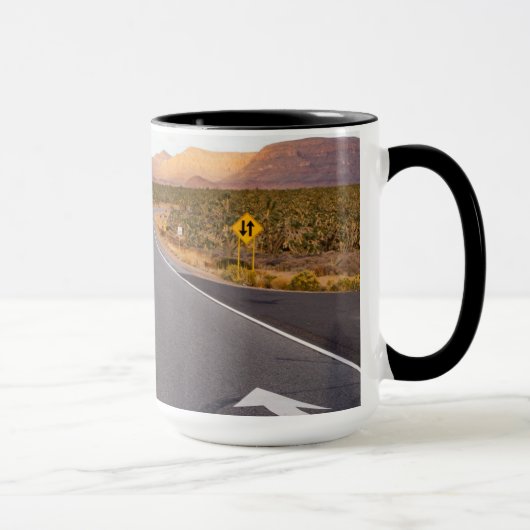 ジョシュアツリー国立公園を通る道路 マグカップ (右)