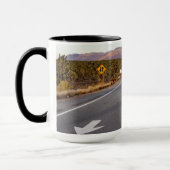 ジョシュアツリー国立公園を通る道路 マグカップ (左)