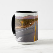 ジョシュアツリー国立公園を通る道路 マグカップ (正面左)