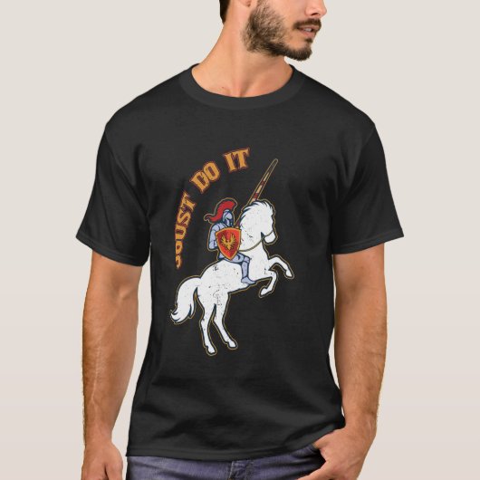 ジョストするのが楽しい ルネッサンスフェア ジョスト 中世の騎士 Tシャツ (正面)