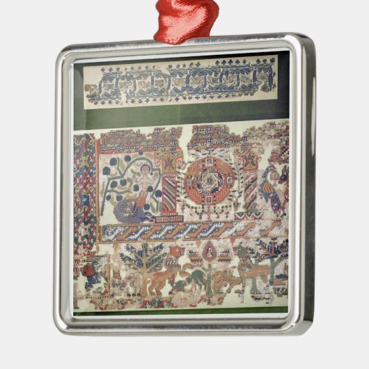 ジョナーおよびクジラを描写する織物の片 メタルオーナメント (左)