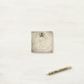 ジョリーロジャーとヴィンテージマップ上の名前 ポストイット (デスク上)