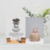 ジョリー・ロジャー・パイレーツ | シンプルなファーストバースデー写真 招待状 (スタンド正面)