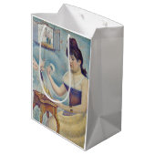 ジョルジュ・ジュラ – 自分を粉にする若い女性 ミディアムペーパーバッグ (裏面アングル)