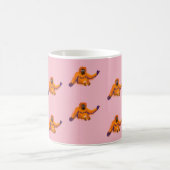 ジョンのダイアーによるヴィンテージのスタイルのピンクのオランウータンのマグ コーヒーマグカップ (中央)