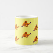 ジョンのダイアーによるヴィンテージのスタイルの黄色のオランウータンのマグ コーヒーマグカップ (中央)