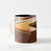 ジョンソンモーター、木のボートのクラシック ツートーンマグカップ (正面左)