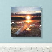 ジョンミュアトレイルキャンプサンライズ – シエラネバダ キャンバスプリント (インサイチュ (ウッドフロア))