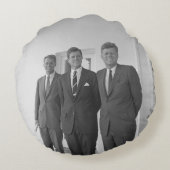 ジョン・ケネディ大統領とアメリカキャメロット兄弟 ラウンドクッション (裏面)