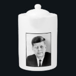 ジョン・ジャック・ケネディ大統領のーUSホワイトハウス<br><div class="desc">ジョン・F・ケネディが若い肩に重い歴史の重さであるキャピトルの階段に立つと、冬の空気は神経質なエネルギーでパチパチと音を立てた。43歳の時には史上最年少の大統領に就任して、全国に響く楽観的な言葉を持ち続けた。 – 「われわれは新しい辺境の境に立っている」と彼は叫び、声を呼び出した。「エネルギー、想像力、若いアメリカの精神の大胆さ・・・これらは我々を見届ける資源だ」・・・ケネディが見た通り未来は無限の可能性の広がりだった彼は、宇宙探査の責任者を率いる国家、共産主義の脅威の顔における民主主義のビーコン、そして社会的正義と平等を擁護する社会を構想した。 – でも世界には他の計画があるように思えた。CIAがキューバ政府を打倒しようとするピッグ湾の侵略は、大統領となった最初の数ヶ月で屈辱的な失敗となった。冷戦の緊張が続き、キューバのミサイル危機が勃発した。この危機は、世界を核戦争の瀬戸際へと導いた13日間の停戦であった。民族間の分裂を強調し、南を越えて人権に関する抗議が深い中で起こった。執拗な挑戦にもかかわらず、ケネディは決して彼の核となる信念の中で揺らぐことはなかった。アメリカの人々は、その気力と創意工夫をもって、あらゆる障害を乗り越えることができた。彼はキューバのミサイル危機の間に国に話し掛け、彼の声は着実に状況の重大さと核戦争を避けるために取られた措置を説明した。彼は平和と理解を促進するために若いアメリカ人を海外に派遣するプログラムである平和部隊を設立した。彼は、連邦政府が資金提供する住宅で人種差別を禁止する大統領令に署名した。これは、人種平等に向けた重要な一歩である。ジョン・F・ケネディ大統領の議長国は悲劇的に短くなった。しかし、彼の楽観主義の遺産は耐え忍ぶ。彼は最も暗い現実に直面した時で信じも、より明るい未来における世代の力を示した。彼は、前進する道は簡単ではなく、勇気と決意と集団の精神をもって、アメリカは星を求めて到達できると理解した。- – この作品は1926年から1977年の間の州で出版され統一されたた統一されたが、著作権表示なしで州のパブリックドメインに含まれている。John F Kennedy Aaron Shiklerによる公式ポートレートは、ホワイトハウスの公式大統領のホワイトハウスポートレートである。</div>