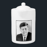 ジョン・ジャック・ケネディ大統領のーUSホワイトハウス<br><div class="desc">ジョン・F・ケネディが若い肩に重い歴史の重さであるキャピトルの階段に立つと、冬の空気は神経質なエネルギーでパチパチと音を立てた。43歳の時には史上最年少の大統領に就任して、全国に響く楽観的な言葉を持ち続けた。 – 「われわれは新しい辺境の境に立っている」と彼は叫び、声を呼び出した。「エネルギー、想像力、若いアメリカの精神の大胆さ・・・これらは我々を見届ける資源だ」・・・ケネディが見た通り未来は無限の可能性の広がりだった彼は、宇宙探査の責任者を率いる国家、共産主義の脅威の顔における民主主義のビーコン、そして社会的正義と平等を擁護する社会を構想した。 – でも世界には他の計画があるように思えた。CIAがキューバ政府を打倒しようとするピッグ湾の侵略は、大統領となった最初の数ヶ月で屈辱的な失敗となった。冷戦の緊張が続き、キューバのミサイル危機が勃発した。この危機は、世界を核戦争の瀬戸際へと導いた13日間の停戦であった。民族間の分裂を強調し、南を越えて人権に関する抗議が深い中で起こった。執拗な挑戦にもかかわらず、ケネディは決して彼の核となる信念の中で揺らぐことはなかった。アメリカの人々は、その気力と創意工夫をもって、あらゆる障害を乗り越えることができた。彼はキューバのミサイル危機の間に国に話し掛け、彼の声は着実に状況の重大さと核戦争を避けるために取られた措置を説明した。彼は平和と理解を促進するために若いアメリカ人を海外に派遣するプログラムである平和部隊を設立した。彼は、連邦政府が資金提供する住宅で人種差別を禁止する大統領令に署名した。これは、人種平等に向けた重要な一歩である。ジョン・F・ケネディ大統領の議長国は悲劇的に短くなった。しかし、彼の楽観主義の遺産は耐え忍ぶ。彼は最も暗い現実に直面した時で信じも、より明るい未来における世代の力を示した。彼は、前進する道は簡単ではなく、勇気と決意と集団の精神をもって、アメリカは星を求めて到達できると理解した。- – この作品は1926年から1977年の間の州で出版され統一されたた統一されたが、著作権表示なしで州のパブリックドメインに含まれている。John F Kennedy Aaron Shiklerによる公式ポートレートは、ホワイトハウスの公式大統領のホワイトハウスポートレートである。</div>