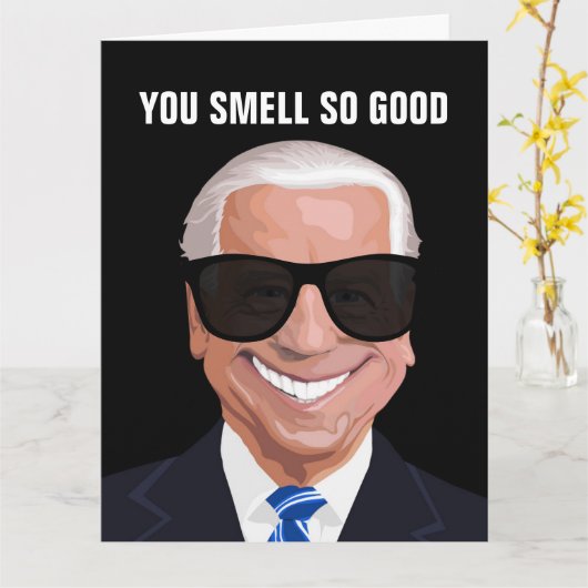 ジョーおもしろいバイデン氏は臭いとても良い誕生日カード カード (黄色い花)