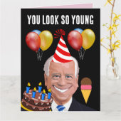 ジョーおもしろいバイデン氏君はとても若い誕生日カードに見える カード (黄色い花)