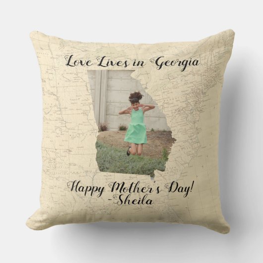 ジョージア州に住む古い地図と州の形をした写真 クッション (正面)