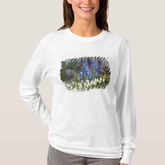 ジョージア州の庭園の小道沿いに咲く春の花 Tシャツ (正面)