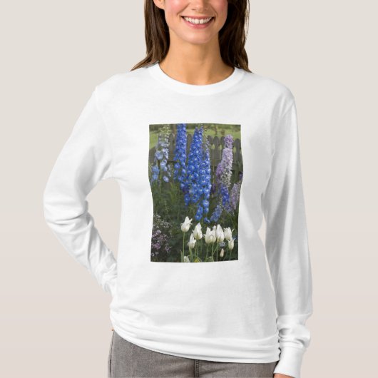 ジョージア州の庭園の小道沿いの春の花 2 Tシャツ (正面)