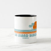 ジョージア州シーアイランドのビーチ、太陽、ヤシの木 ツートーンマグカップ (中央)