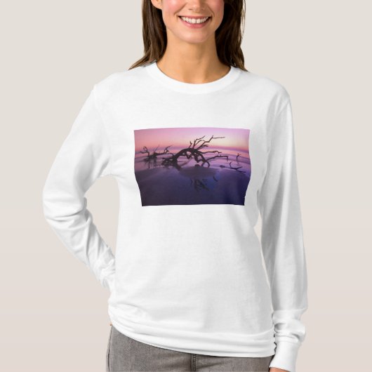 ジョージア州ジキル島、海岸の樹木の墓場で Tシャツ (正面)