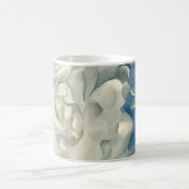 ジョージアO'Keefe圧倒する白いバラおよびLarkspur コーヒーマグカップ (中央)