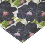 ジョージアO'Keefe 1925ブラックアンドパープルペチュニア テーブルクロス (アングル)