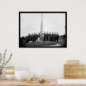 ジョージタウン1865近くの旗を下げる将校 ポスター (キッチン)